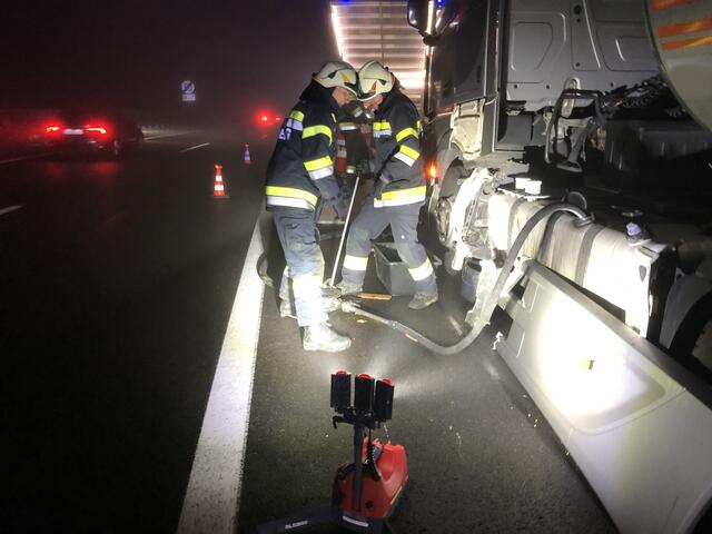 Der Dieseltank des Lkw war beim Unfall aufgerissen worden. | Foto: FF Steinberg