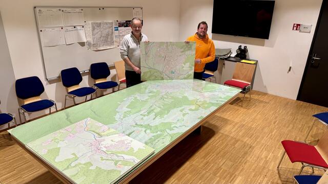 Bodo Rossberg (links) und Patrick bacher, Ortskommandant der Feuerwehr Tamsweg, mit der neuen Einsatzkarte | Foto: BSBÖ Bezirk Lungau Thomas Keidel