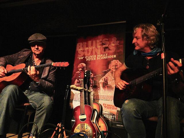 „Sir" Oliver Mally hat dem JuThe die Treue gehalten, auch als es Bernd Flor nicht mehr gab. Er spielte auch vor ein paar Handvoll Bluesfans und baute im JuThe eine richtige Fangemeinde auf. Auch der Münchner Gitarrist Peter Schneider (links am Foto) kommt gerne. 