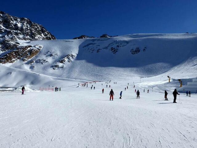 Snowboarder, männlich, Alter zwischen 50 und 60 Jahren, sportliche Figur, mit grau farbigem Skianzug, Körpergröße zwischen 180 und 190 cm und eine Skifahrerin im Alter von ca. 30 Jahren, mit orange färbiger Jacke und orange/weißer Schihose werden gesucht (Archivfoto).  | Foto: skiresort.at