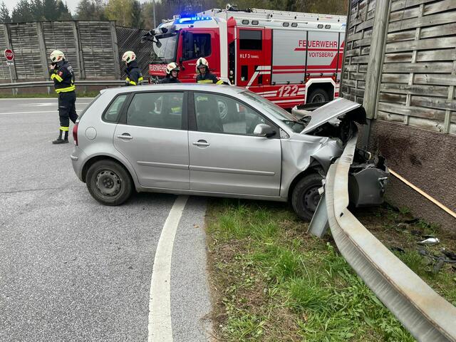 Ein Fahrzeug krachte in der Ausfahrt zur Arnsteinstraße frontal gegen die Leitschiene. | Foto: FF Voitsberg