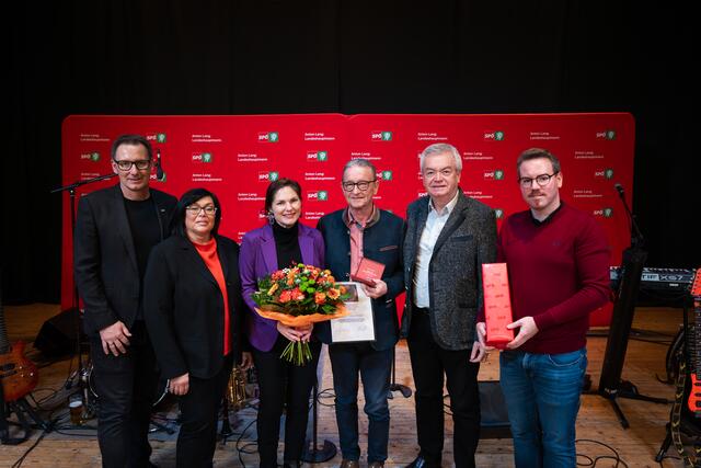 Ehrung beim Herbstfest der SPÖ: Reinhard Reisinger (3. v. re.) mit Gratulantinnen und Gratulanten.  | Foto: SPÖ Bruck-Mürzzuschlag