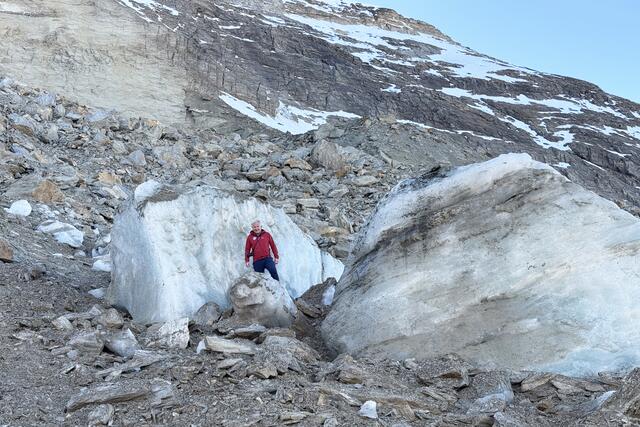Gerald Valentin vom Landesgeologischen Dienst untersucht die Stelle des Felssturzes im Hochgebirge.  | Foto: Land Salzburg/Melanie Hutter