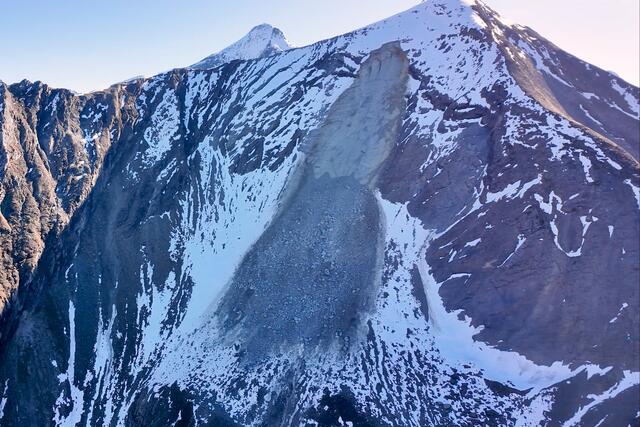 Fellsturz am Großen Schmiedinger, im Hintergrund das Kitzsteinhorn. | Foto: Land Salzburg/Franz Schwaighofer