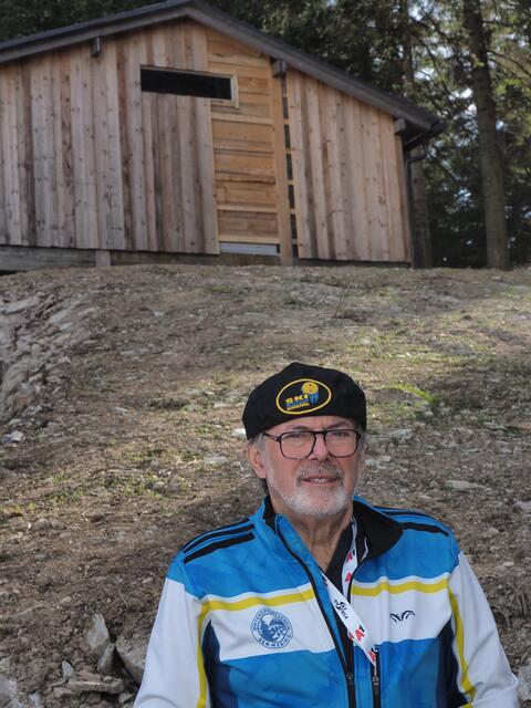 Neu: die Rennläuferinnen starten in der Holzhütte hinter Franz Steiner.