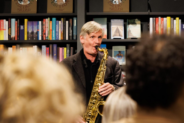 Zwischen den Büchern gab es eine musikalische Erfrischung von Hannes Sprenger. | Foto: Melanie Renk