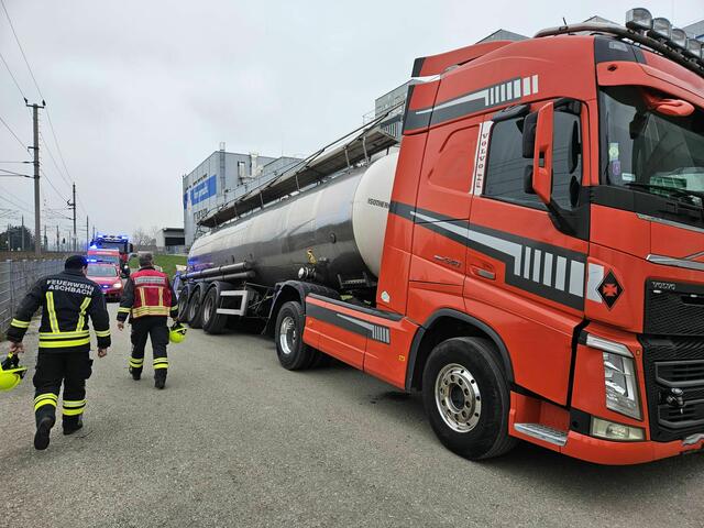 Ein Milchtanker kam am 12. November auf der Firmenzufahrt von der Straße ab, blieb stecken und drohte umzustürzen.  | Foto: Bfkdo Amstetten / FF Aschbach-Markt