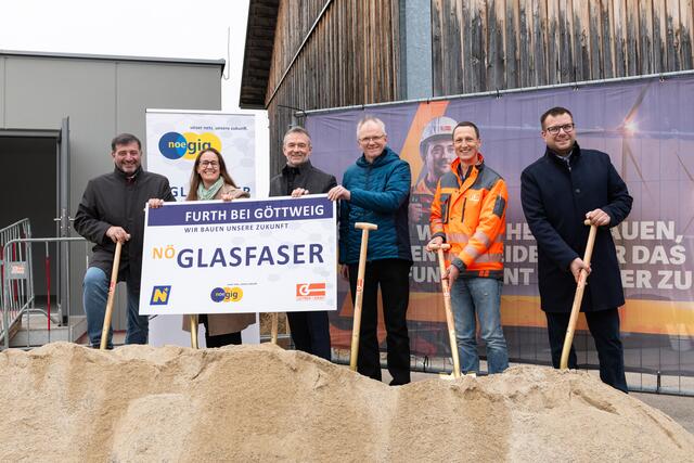 Spatenstich in Furth bei Göttweig.
v.li.n.re.: Abgeordneter zum NÖ Landtag Josef Edlinger, Bürgermeisterin Gudrun Berger, Reinhard Baumgartner (CEO nöGIG), Robert Klenkhart (CFO nöGIG), Michael Seidl (Leyrer+Graf), Thomas Schmölz (Gemeinderat) | Foto: Flo Payer