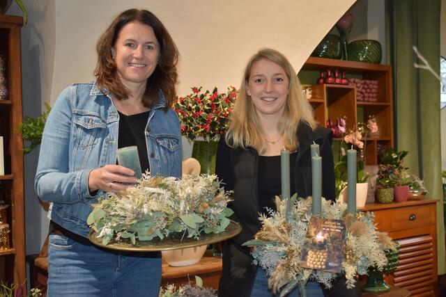 Elke Mitter (l.) und Sandra Berger mit den Adventkranz-Trends 2024.  | Foto: Karin Bayr