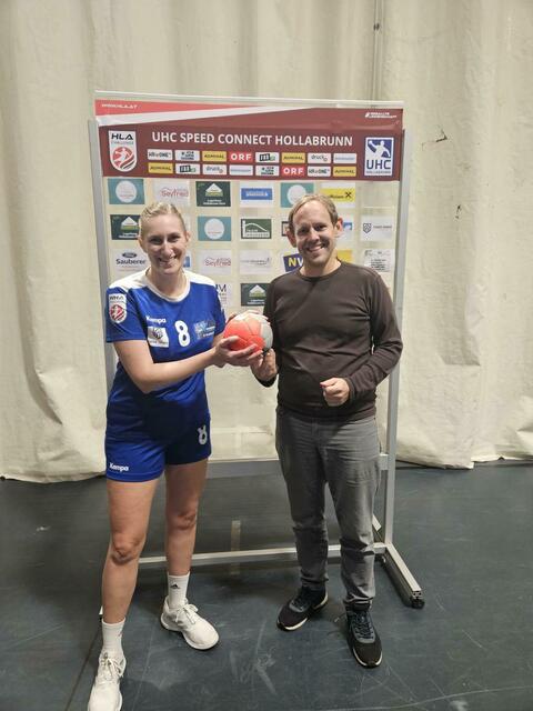 Georg Ecker übernahm die Ballspende beim Damenspiel und übergab den Ball an Tanja Arbes. | Foto: UHC