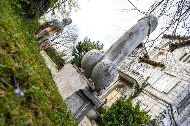 Die zwei Meter hohe Phallus-Statue neben dem Kreuzweg Kreuzweg in Traunkirchen erhitzte die Gemüter. | Foto: fotokerschi.at/kerschbaummayr