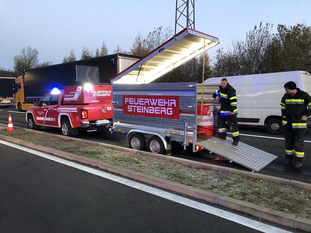 Rund zwei Stunden kam es im Bereich der A2 bei Steinberg zu erheblichen Verkehrsbehinderungen. | Foto: FF Steinberg