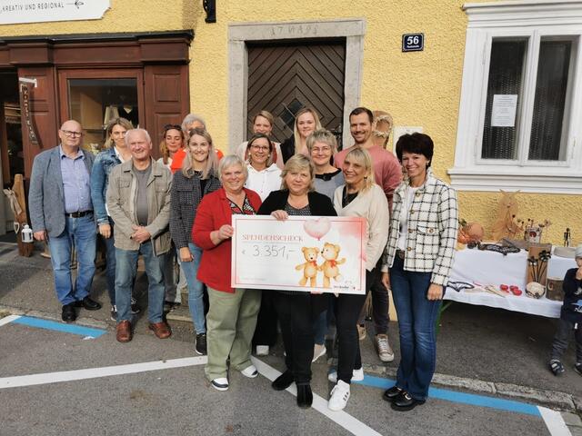 Jutta Feichtinger (Mitte) übergibt den Spendenscheck in Höhe von 3351 Euro. | Foto: Ideenreich