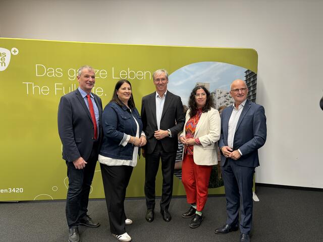 Karl Gasta (Bezirksvorsteher-Stellvertreter Donaustadt, SPÖ), Kathrin Gaál (Stadträtin für Wohnbau, SPÖ), Gerhard Schuster (CEO Wien 3420 aspern Development AG), Cornelia Dlabaja (Stadtforscherin) und Dieter Groschopf (Geschäftsführer wohnfonds_wien; v.l.n.r.) stellten ein neues Wohnbauprojekt in der Seestadt vor. | Foto: Luise Schmid/MeinBezirk