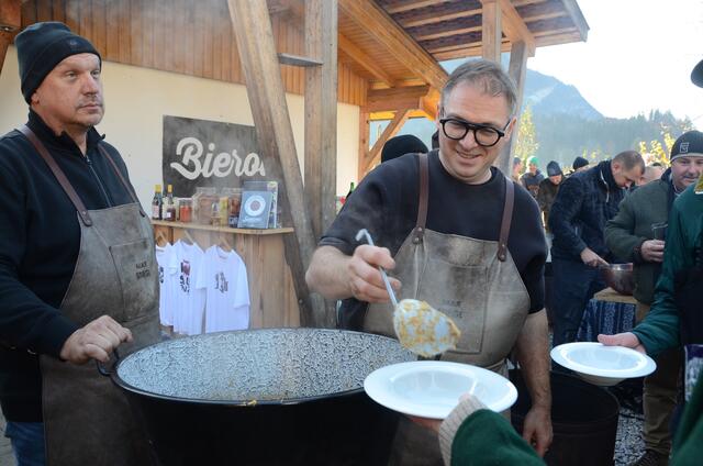 Max Stiegl bereitete am Bierol-Hof vor den Augen der Besucher eine Vielzahl an Gerichten zu, darunter Hirn mit Ei. | Foto: Hermann Nageler