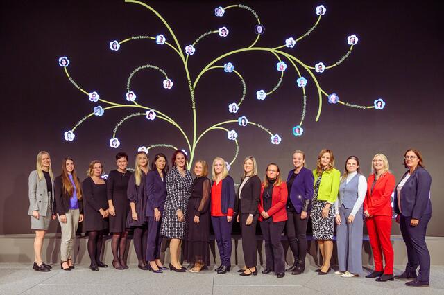 Die Mentees präsentieren sich mit ihren neu gewonnene Erfahrungen mit einem digitalen Mentoring-Baum udn bedanken sich bei ihren Mentorinnen und Mentoren.