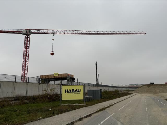 Die Anschlussstelle West der Stadtstraße soll bis Ende 2026 fertig sein, dann kann auch mit dem Bau des Seecarré begonnen werden.  | Foto: Luise Schmid/MeinBezirk