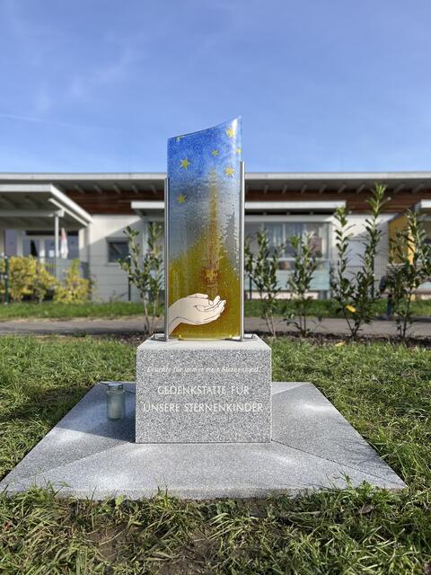 „Leuchte für immer mein Sternenkind“ lautet der Text auf der Gedenktafel des Sternenkinderdenkmals in Schwertberg. | Foto: Elisabeth Luftensteiner