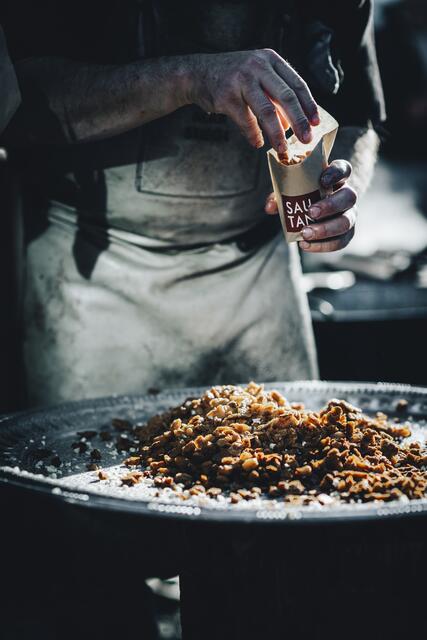 Wie vielfältig ein Schwein zubereitet werden kann, zeigte Spitzenkoch Max Stiegl anhand verschiedener Gerichte wie zum Beispiel Grammeln oder Bratwürste. | Foto: Jürgen Schmücking