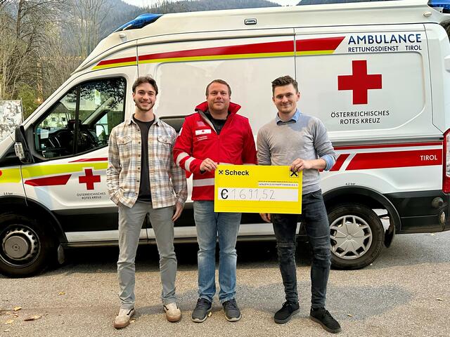 NEOS-Gemeinderat Armin Mairhofer und Ersatzgemeinderat Gregor Panzl bei der Spendenübergabe. | Foto: Stefan Thaler