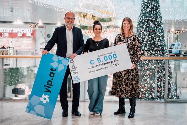 Christina Roth (mi.) von der CR Lederwerkstatt aus der Stadt Salzburg darf sich über den ersten Platz des yip.at Business-Förderpreises, der mit 5.000 Euro dotiert ist, freuen. Im Bild (v.l.n.r.): SES CEO Christoph Andexlinger, Christina Roth und SES Head of Marketing und Jury-Member Stefanie Kocher im Salzburger Europark. | Foto: Skyline Medien GmbH