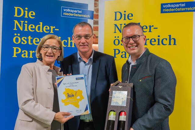 Thomas Buder (mitte), Bürgermesiter a.D. wurde geehrt. Landeshauptfrau Johanna Mikl-Leitner und Landesgeschäftsführer der Volkspartei Niederösterreich Matthias Zauner sagen Danke. | Foto: VP NÖ