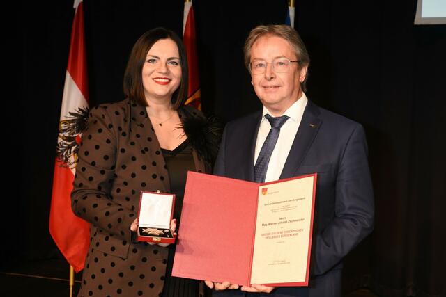 Bezirkshauptmann Werner Zechmeister wurde von Landeshauptmann-Stellvertreterin Astrid Eisenkopf mit dem Großen Goldenen Ehrenzeichen des Landes Burgenland ausgezeichnet | Foto: Landesmedienservice Burgenland / Hafner