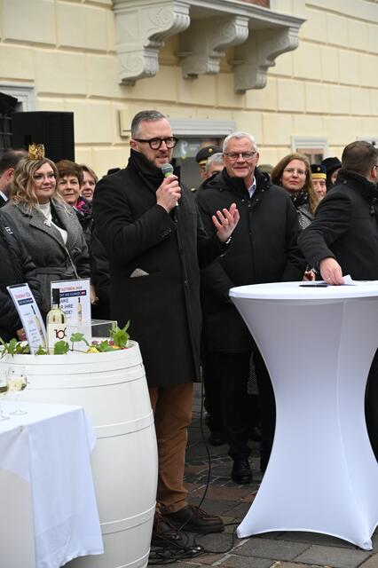 Der Martinikirtag wurde mit einem Frühschoppen der Stadt- und Feuerwehrkapelle und der Weintaufe feierlich eröffnet. | Foto: Bettina Eder