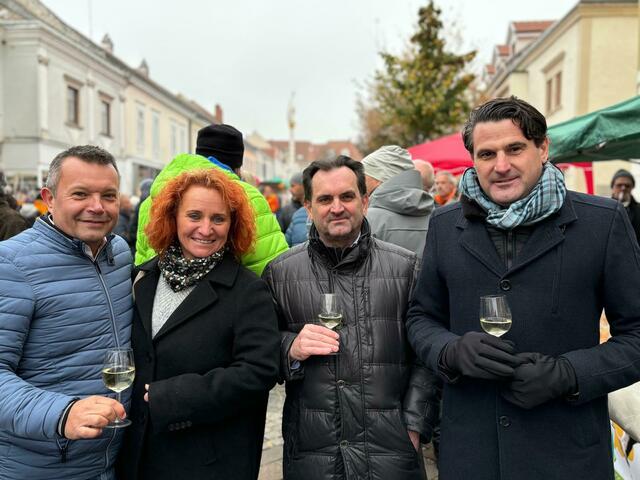 Abgeordneter zum Nationalrat Christoph Zarits (r) ließ sich den Stadtwein ebenfalls schmecken.  | Foto: Lisa-Marie Zehetbauer