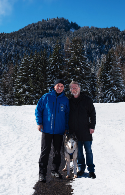 Anton alias Husky Toni (li.) mit Regisseur Ulrich Grimm.  | Foto: Husky Toni