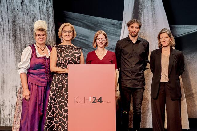 Die 3 Preisträger in der Kategorie Volkskultur und Kultur Initiativen Eva Kiss , Landeshauptfrau Johanna Mikl-Leitner, Karoline Schöbinger-Muck, Verein ENT
 | Foto: Stefan Sappert
