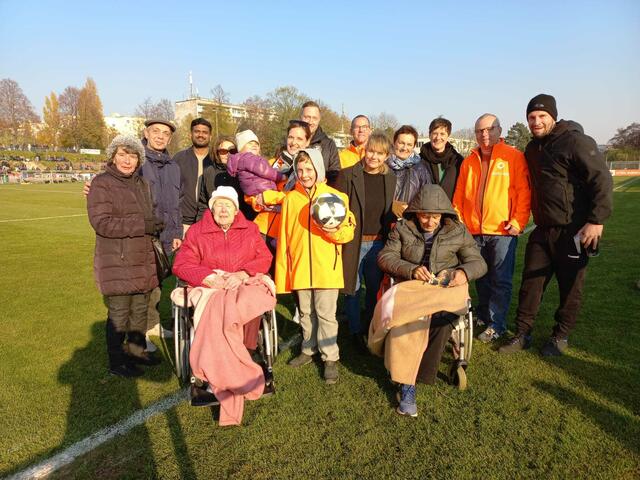 Zu den zahlreichen begeisterten Fans gesellte sich neben Bezirksvorsteherin Stefanie Lamp (6. v. r., SPÖ) und dem stellvertretenden Geschäftsführer der Häuser zum Leben (7. v. r.) auch eine Gruppe von Bewohnenden des Hauses Liebhartstal. | Foto: Häuser zum Leben / Ulrike Geier-Palaschke