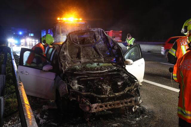 Der Motorraum des Fahrzeuges brannte vollkommen aus. | Foto: laumat/Matthias Lauber