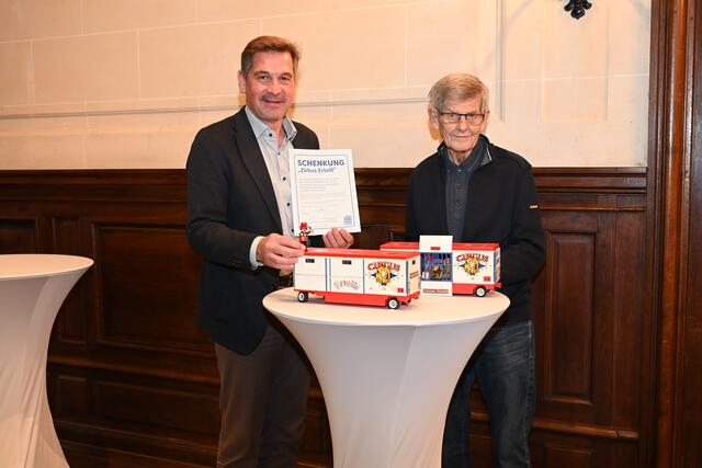 Georg Ertl (rechts) überließ der Stadt Waidhofen seine umfangreiche Playmobil-Sammlung, mit der bereits seine eigenen Kinder spielten. Bürgermeister Werner Krammer schlüpfte symbolisch in die Rolle des Zirkusdirektors. | Foto: Stadt Waidhofen a/d Ybbs