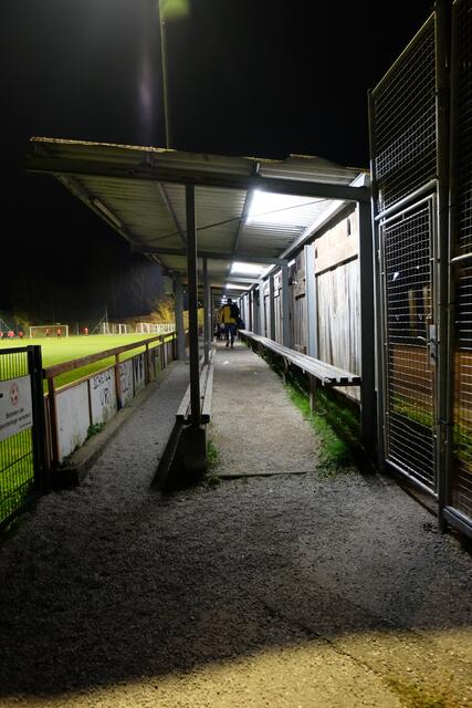 101 Zuschauer fanden sich am Sportplatz ein. Auch auf der kleinen Tribüne.
