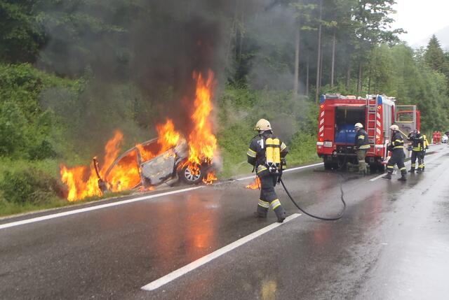 Am 30. Mai 2016 verunfallte Josef Strassmair mit seinem Fahrzeug und wurde von einem Unbekannten aus dem brennenden Fahrzeug gezogen. | Foto: FF Bad Ischl