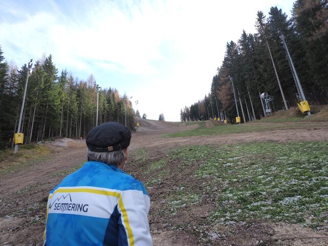 Franz Steiner mit Blick auf die ehemalige Engstelle, die um 17 Meter auf 40 Meter verbreitert wurde.