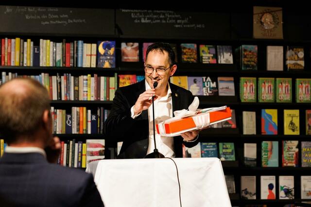 Markus Renk, Geschäftsführer der Wagner´schen Buchhandlung, freut sich über das 385 Jubiläum.  | Foto: Melanie Renk