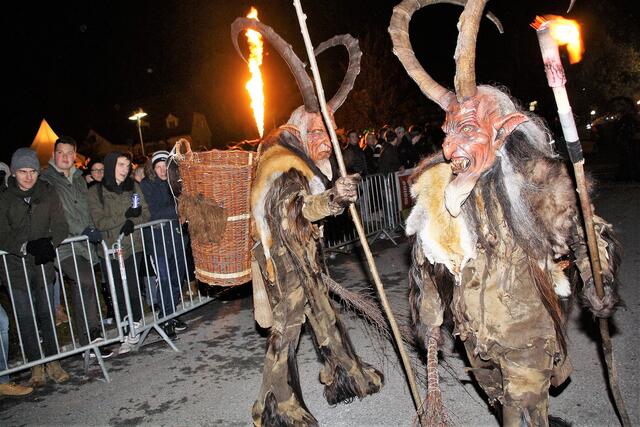Die Teufelsknechte und ihre gespenstischen Freunde laden zum Krampuslauf in Gratkorn. | Foto: Edith Ertl
