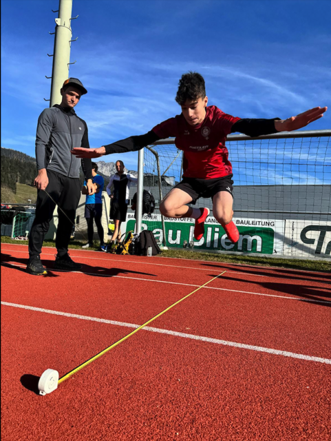 Daniel Rietzler aus Ried unter den gestrengen Augen von Trainer Thomas Kammerlander. | Foto: Rodel Austria