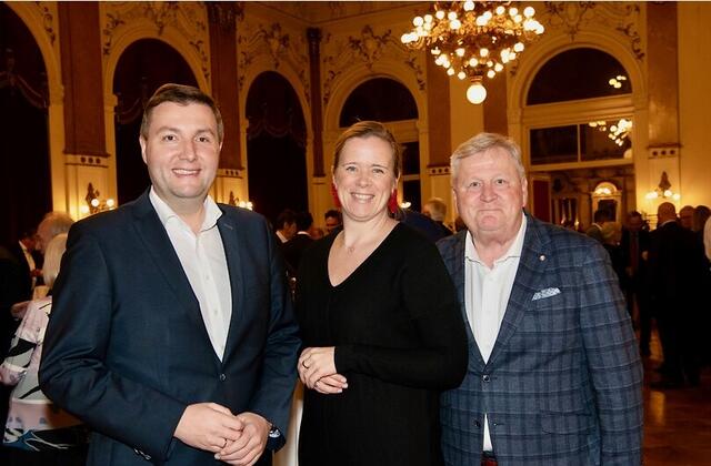 V.l.: Stadtrat Michael Raml (FPÖ), Linz Tourismus Geschäftsführerin Marie Louise Schnurpfeil und
Ex-Stadtpolizeikommandant Linz Karl Pogutter.