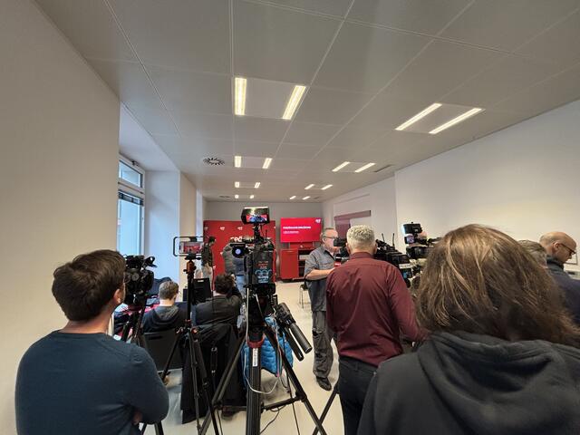 Mediales Großaufgebot im SPÖ-Parteihaus in Innsbruck. Georg Dornauer erklärt den Schritt zur Seite und tritt als Landeshauptmannstellvertreter zurück. | Foto: MeinBezirk