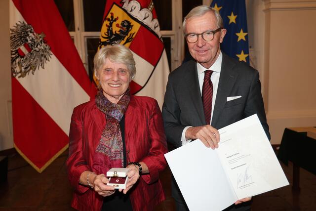 Landeshauptmann Wilfried Haslauer bei der Überreichung des Bundes-Ehrenzeichens an Hildegard Stofferin aus St. Johann im Pongau. | Foto: Land Salzburg / Franz Neumayr