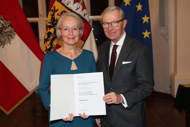 Landeshauptmann Wilfried Haslauer bei der Überreichung des Dekretes zum Berufstitel Medizinalrätin an Dr. Waltraud Dankl-Eder aus Salzburg. | Foto: Land Salzburg / Franz Neumayr