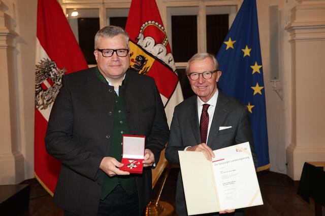 Landeshauptmann Wilfried Haslauer bei der Überreichung des Großen Verdienstzeichens des Landes Salzburg an Peter Nagele aus Chicago. | Foto: Land Salzburg / Franz Neumayr