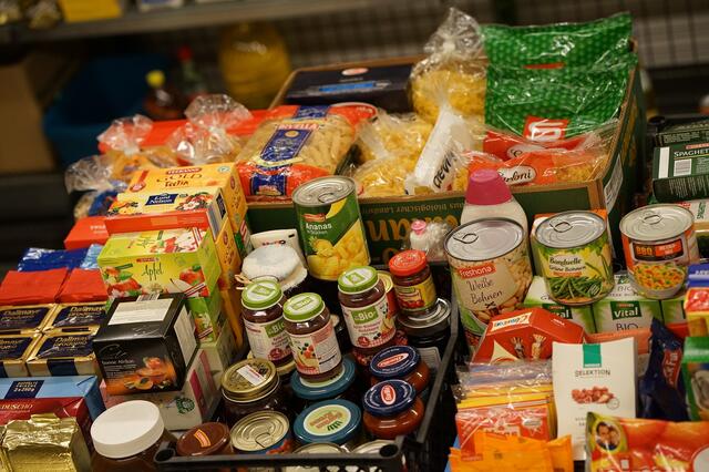 Ab heute sammeln die Lehrkräfte und Schülerinnen und Schüler der Mittelschule Neubaugasse Essen für bedürftige Menschen.  | Foto: Caritas Bischofshofen