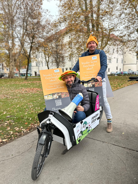 Daniel Ramsbacher und Aleksandar Aleksic bei der  Innenstadttour unter dem Motto Genuss- &amp; Gastrogutscheine | Foto: Hackl