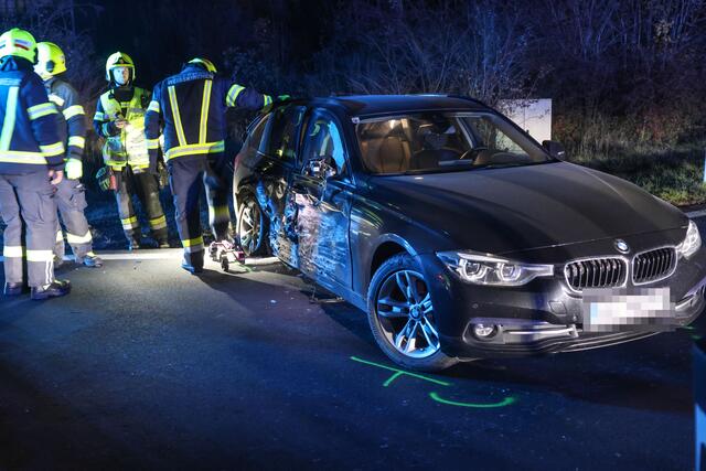 In Weißkirchen krachen BMW und Ford-Kombi bei der Autobahnauffahrt am Mittwochmorgen zusammen. | Foto: laumat.at