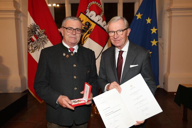 Landeshauptmann Wilfried Haslauer bei der Überreichung des Goldenen Ehrenzeichens um die Verdienste der Republik Österreich an Günther Huber aus Elixhausen. | Foto: Land Salzburg / Franz Neumayr