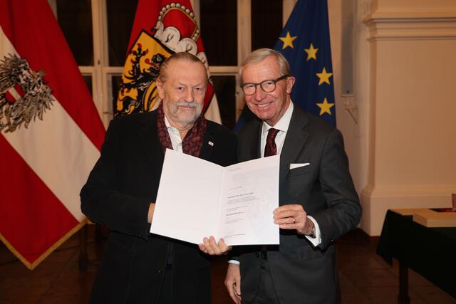 Landeshauptmann Wilfried Haslauer bei der Überreichung des Dekretes zum Berufstitel Baurat h.c. an Franz Seidl aus Salzburg. | Foto: Land Salzburg / Franz Neumayr